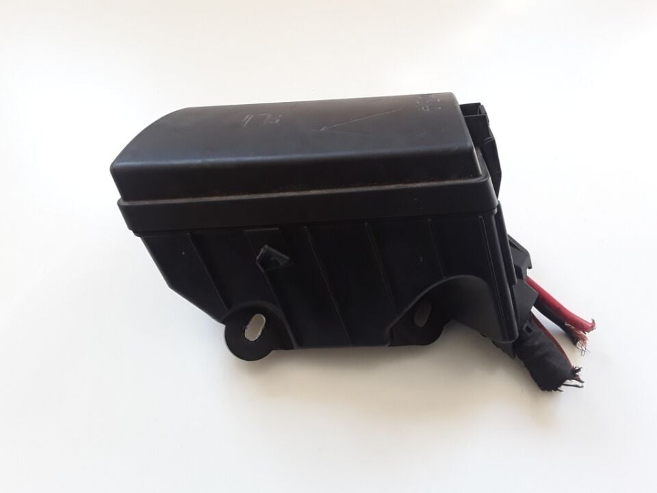 5Q0907361A GOLF 7 SİGORTA KUTUSU ALT AYAĞI